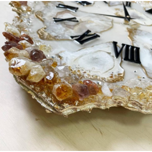 Оригинальные часы с эпоксидным рисунком, камнями и стразами. Лилия Потапенко