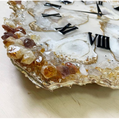 Оригинальные часы с эпоксидным рисунком, камнями и стразами. Лилия Потапенко